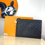LV Discovery Pochette - Image 2
