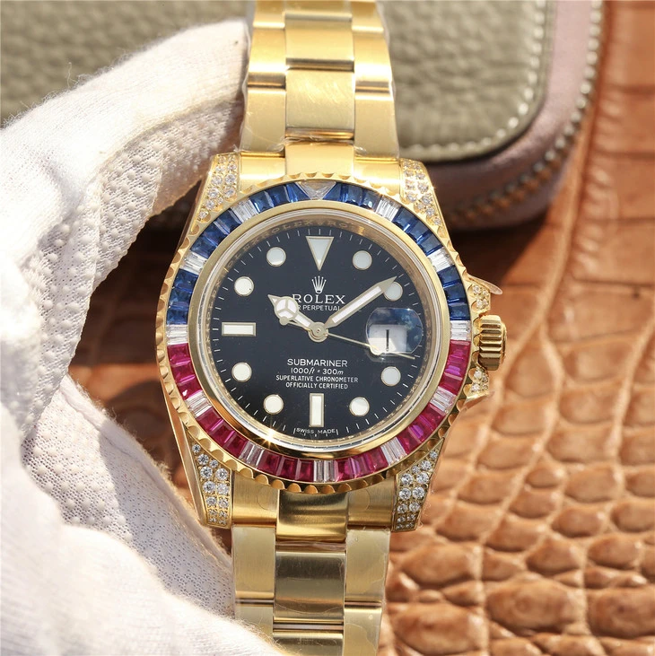 fa82c322efd92114ffb391e2f0451dd4.webp SUBMARINER GOLDEN BLUE / RED DIAMOND BLACK DIAL 40MM - Image 1